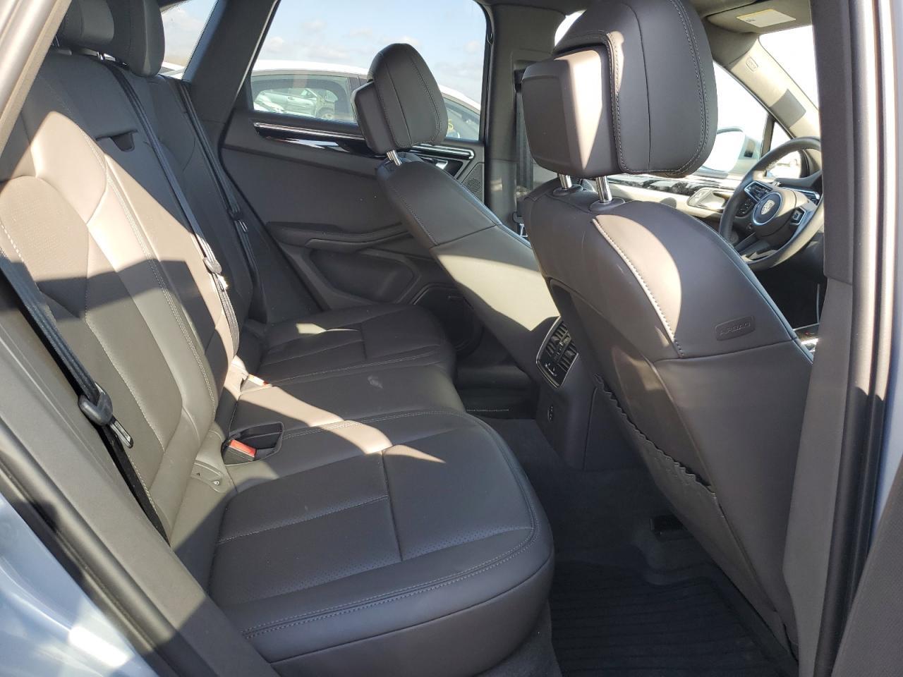 2024 PORSCHE Macan