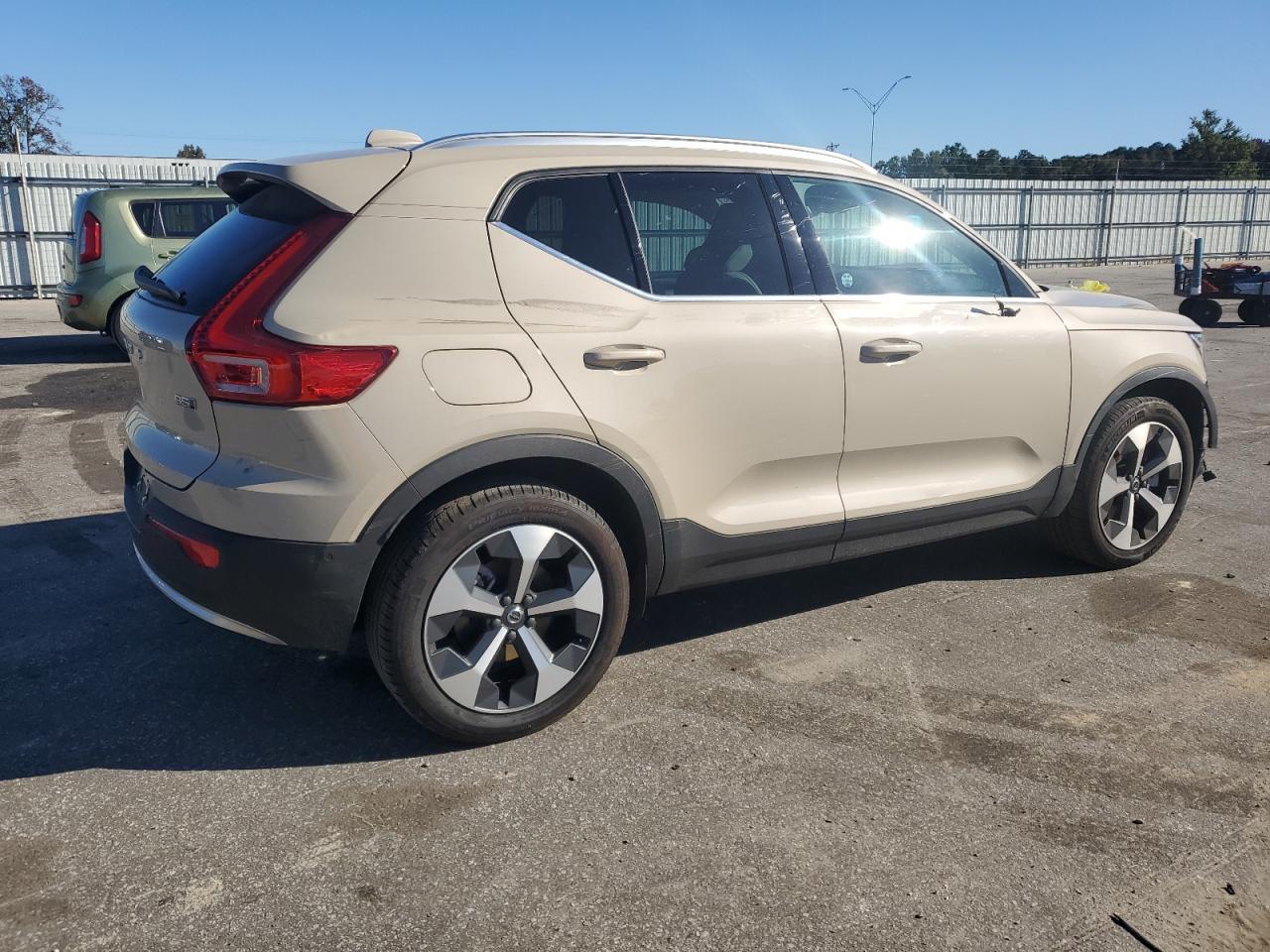 2025 VOLVO XC40