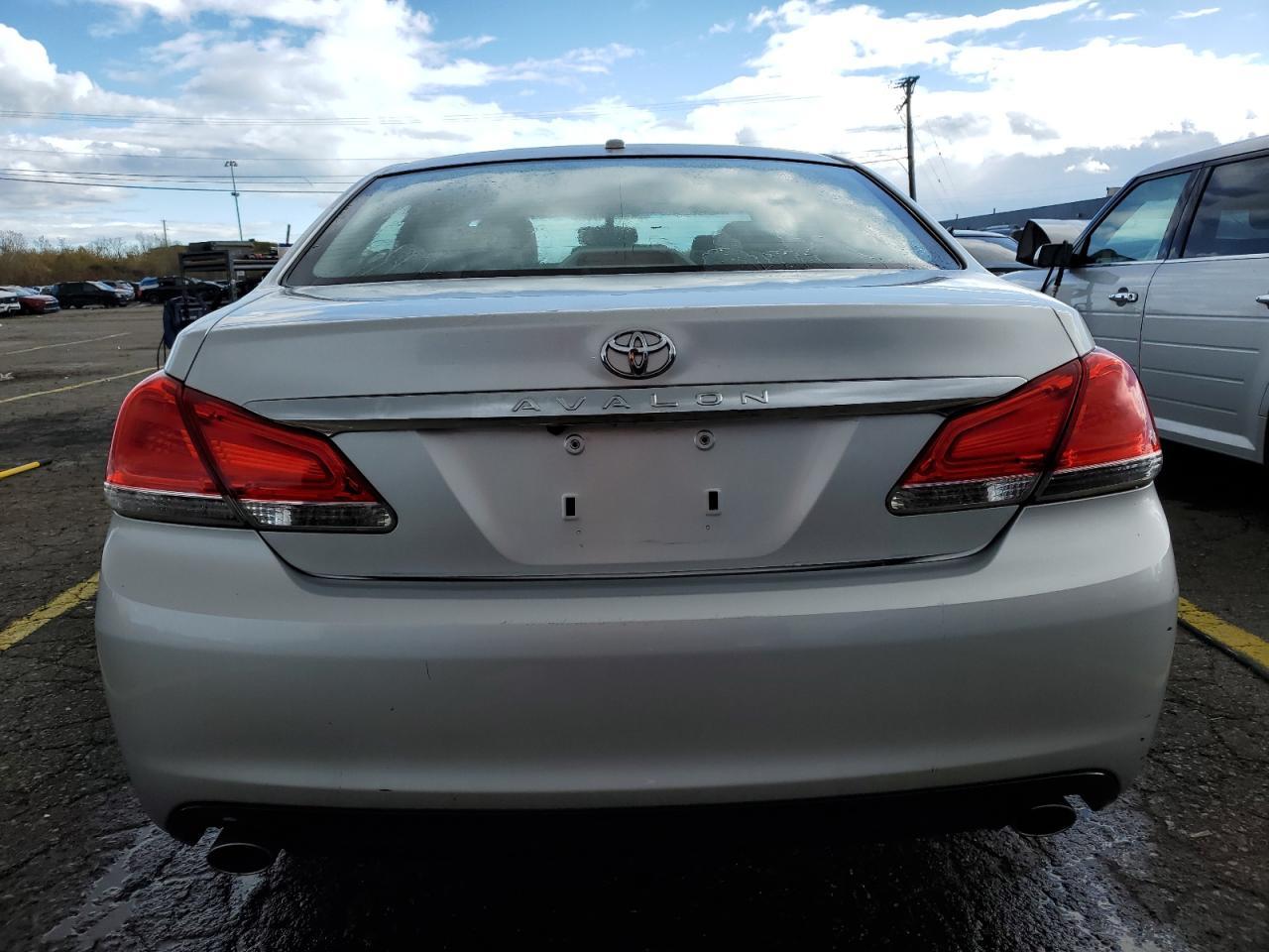 2011 TOYOTA Avalon