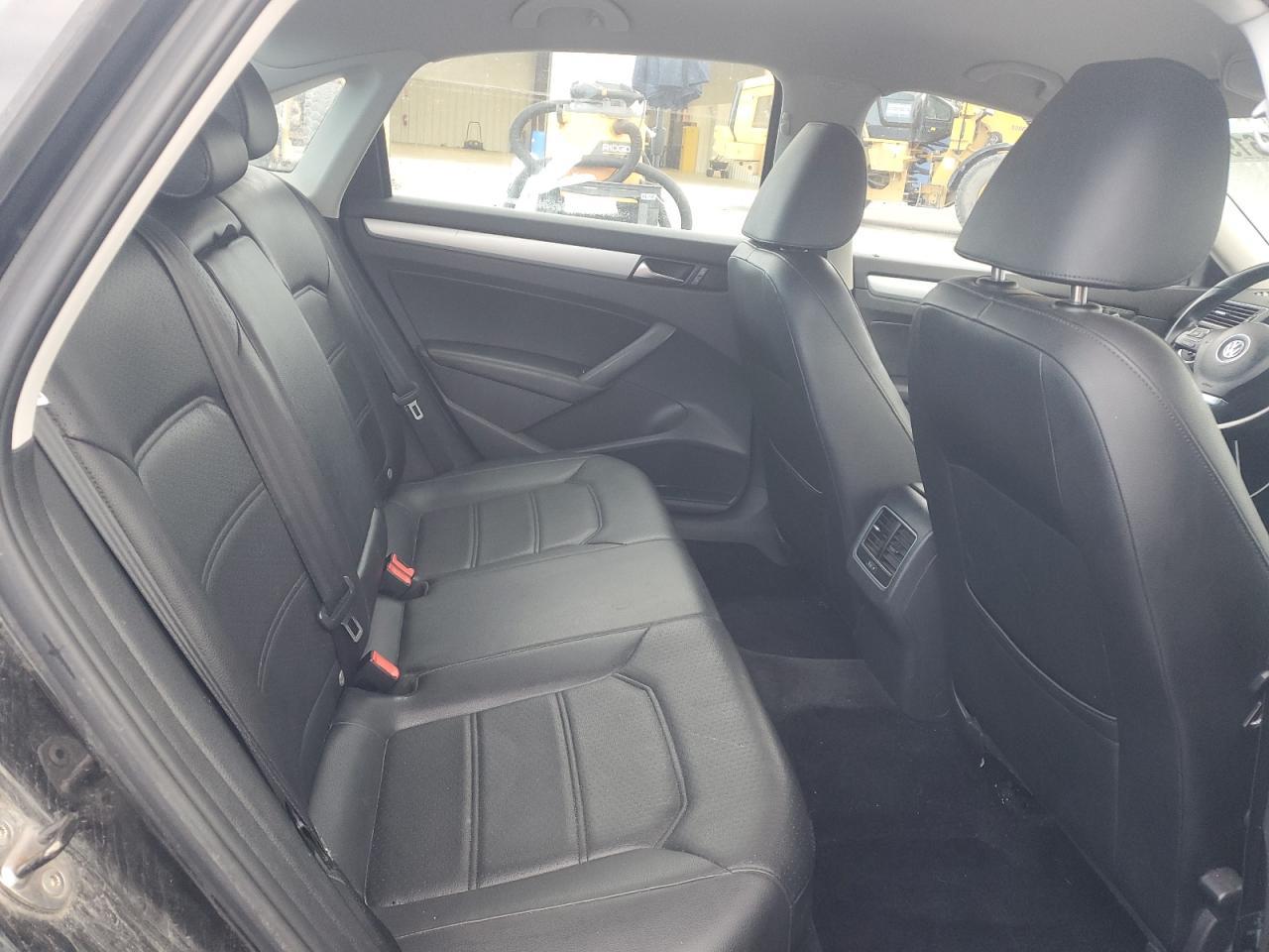 2013 VOLKSWAGEN Passat