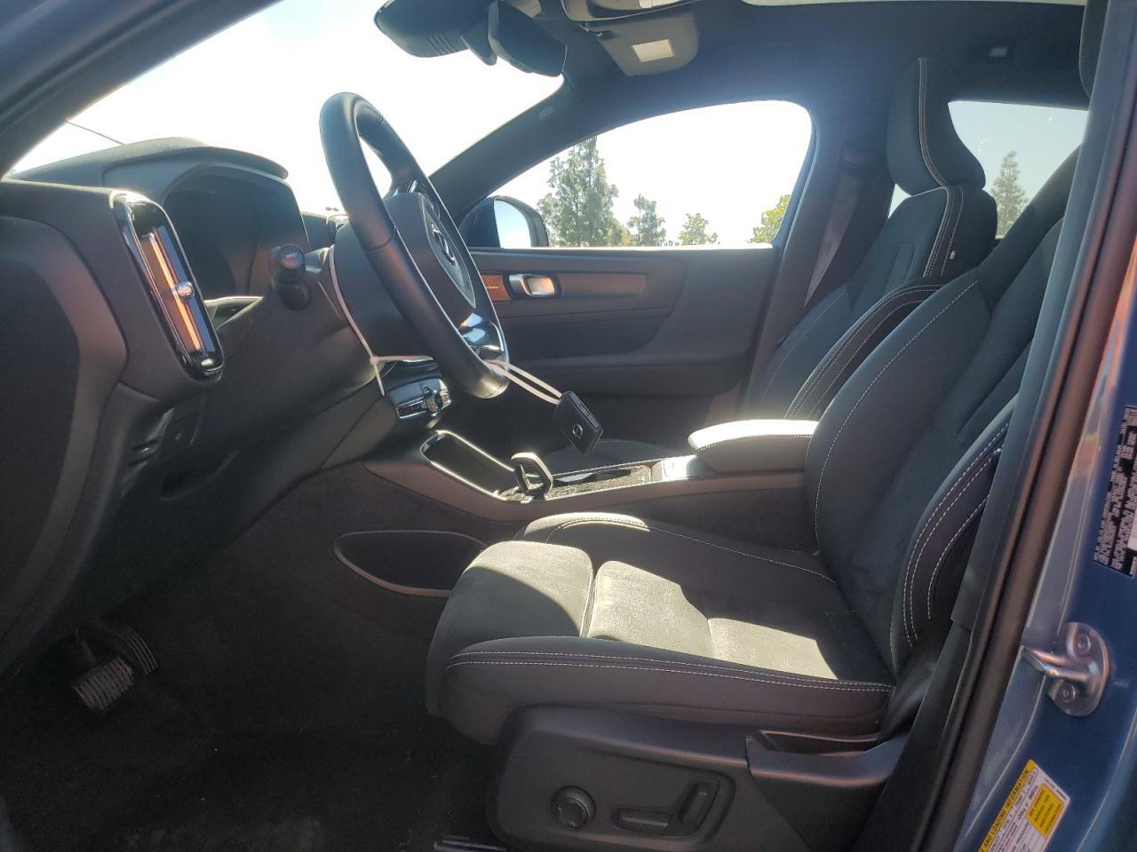 2023 VOLVO C40