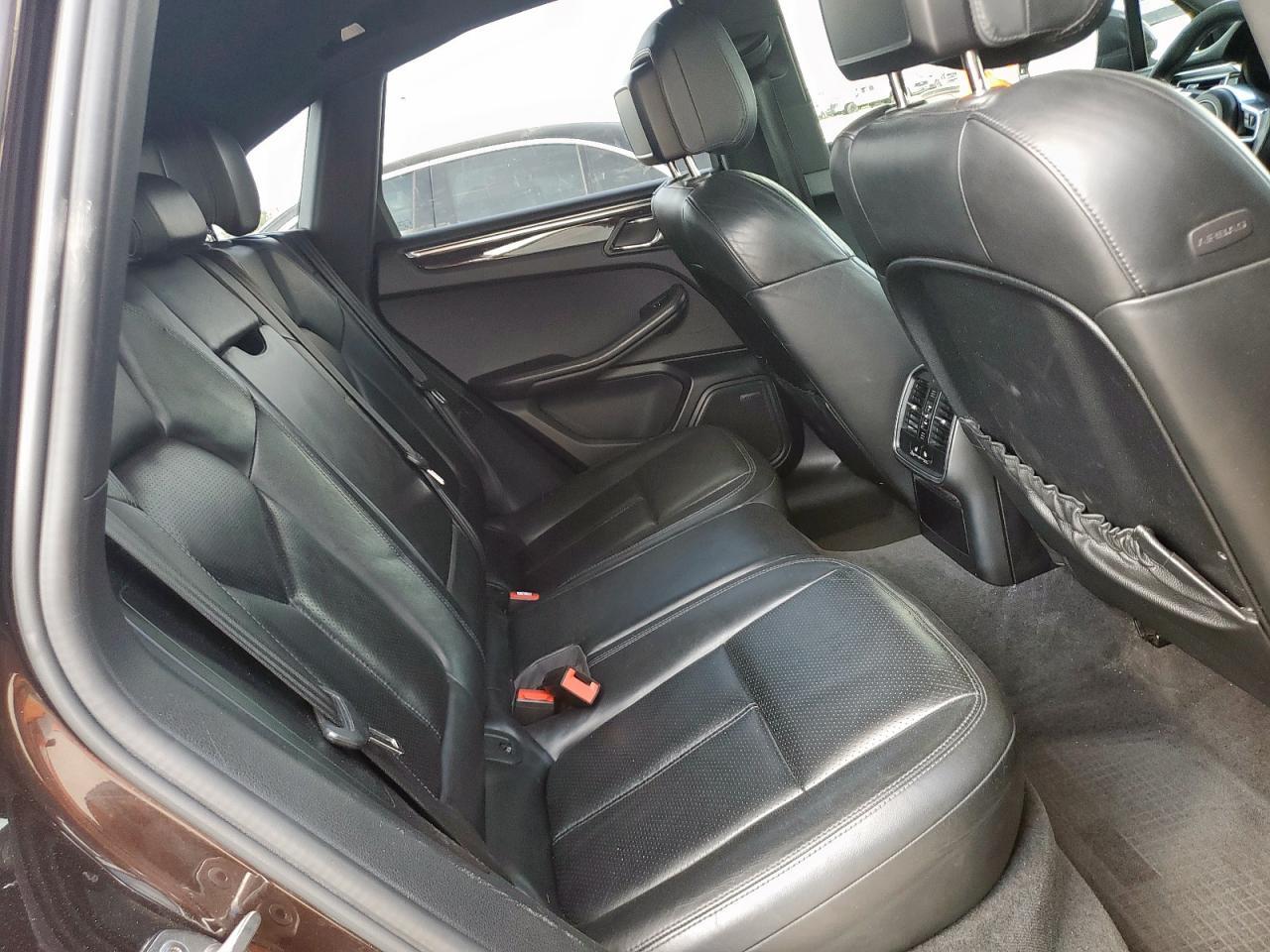 2016 PORSCHE Macan