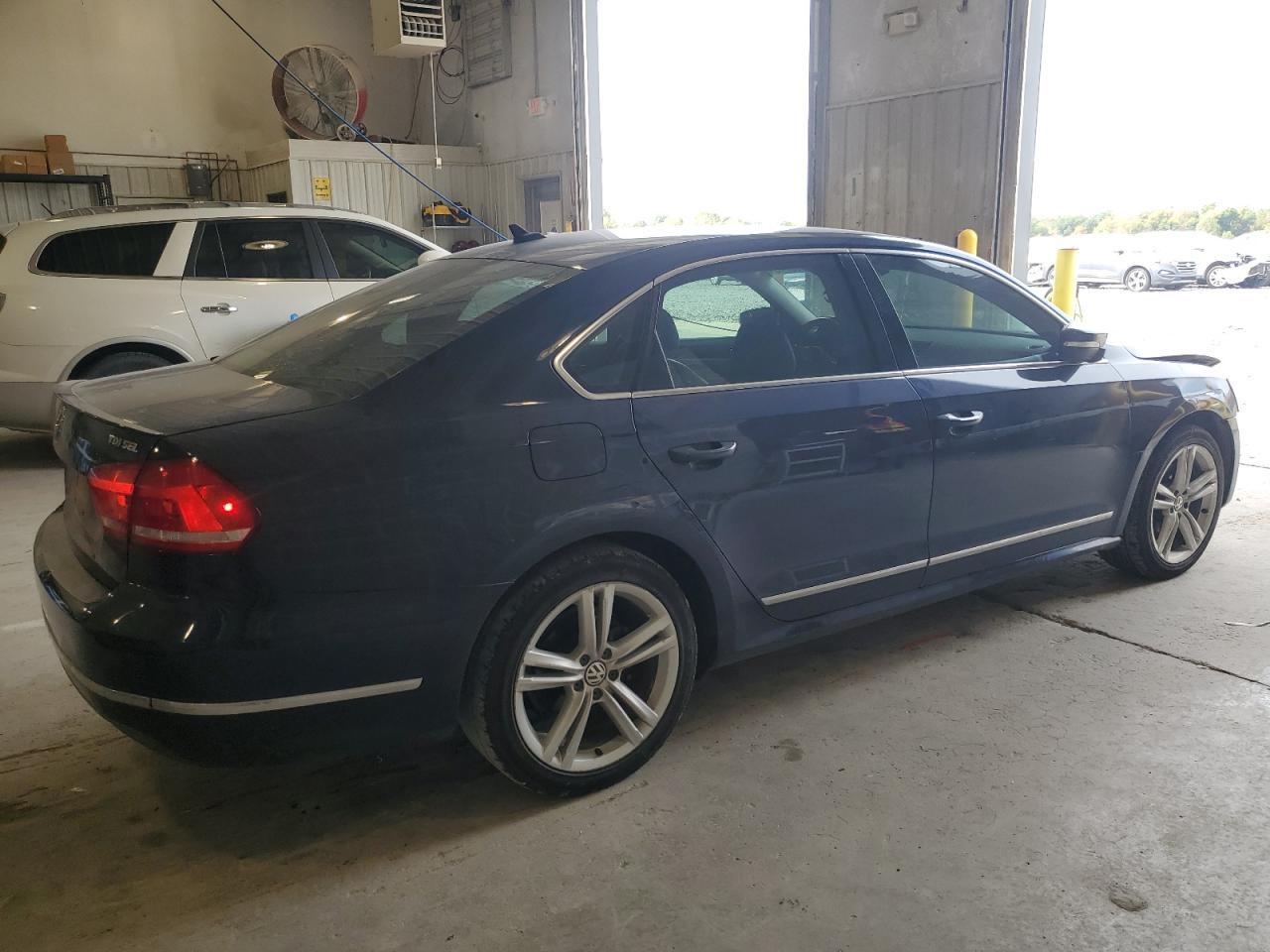 2013 VOLKSWAGEN Passat