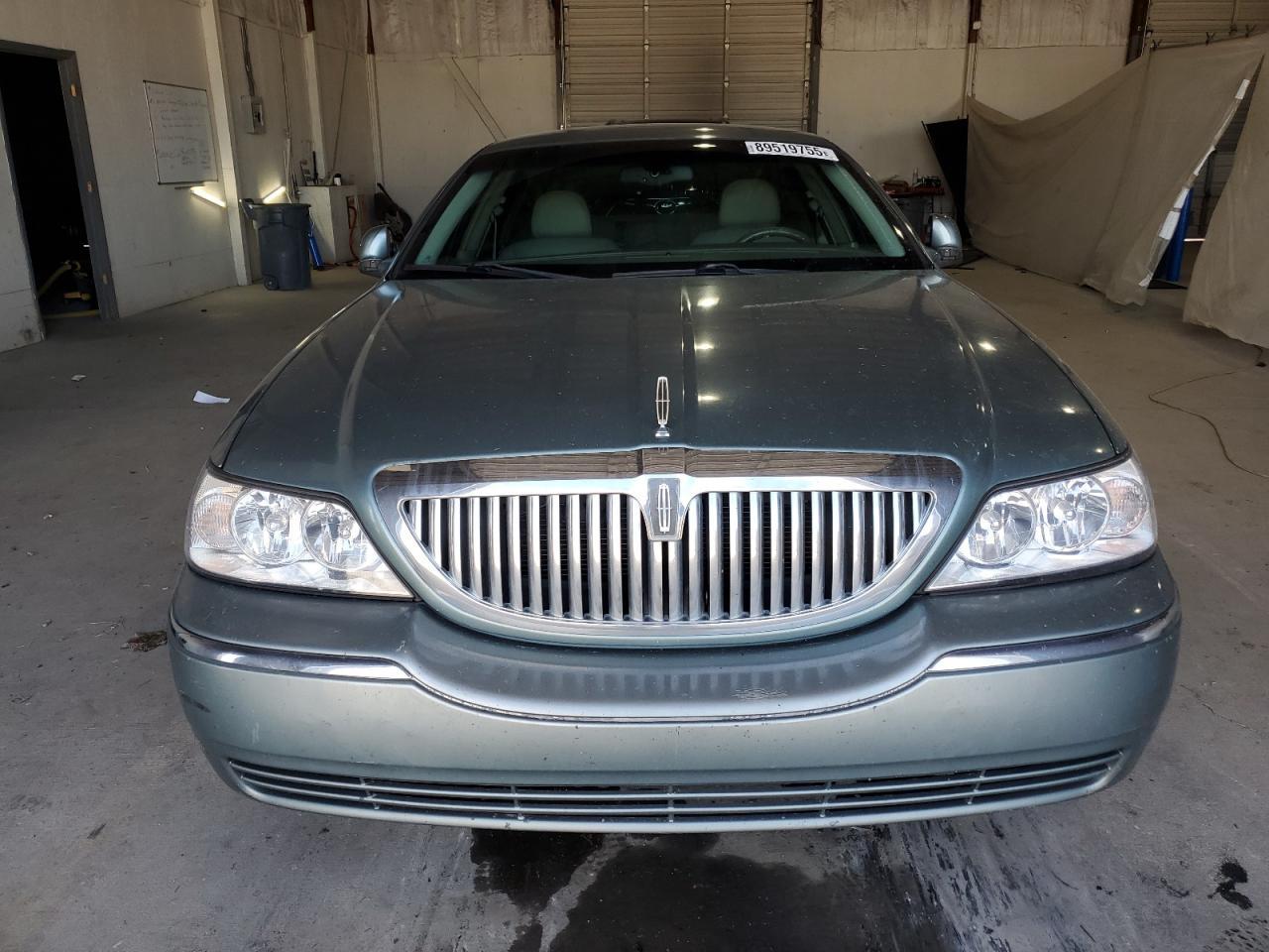 2005 LINCOLN Town Car