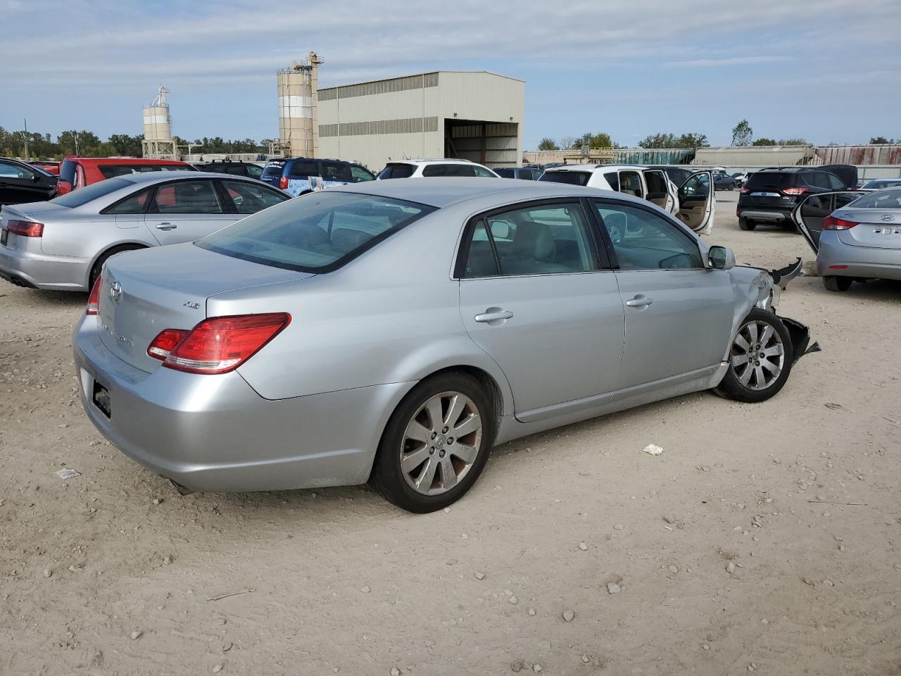 2005 TOYOTA Avalon
