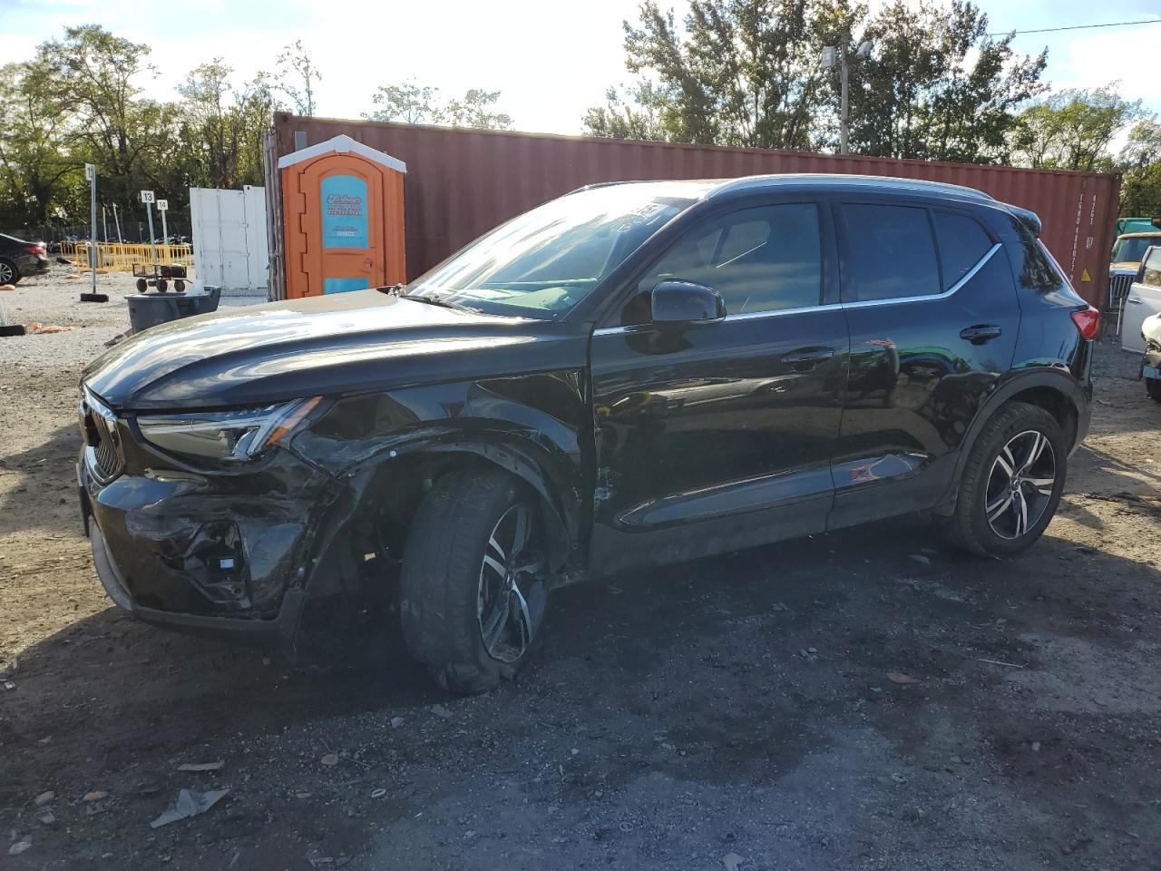 2024 VOLVO XC40