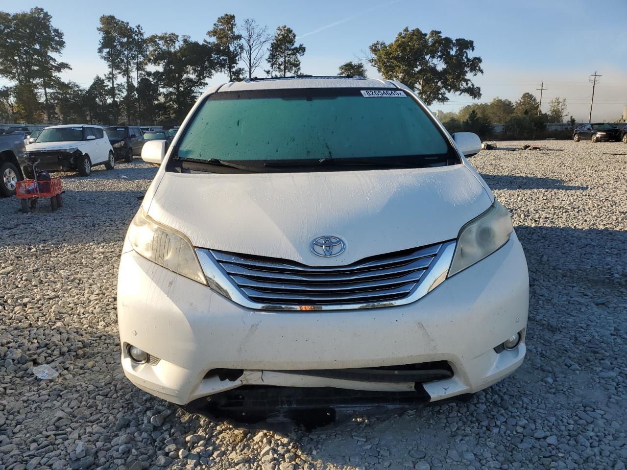 2011 TOYOTA SIENNA