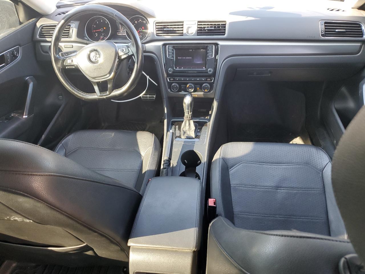2017 VOLKSWAGEN Passat