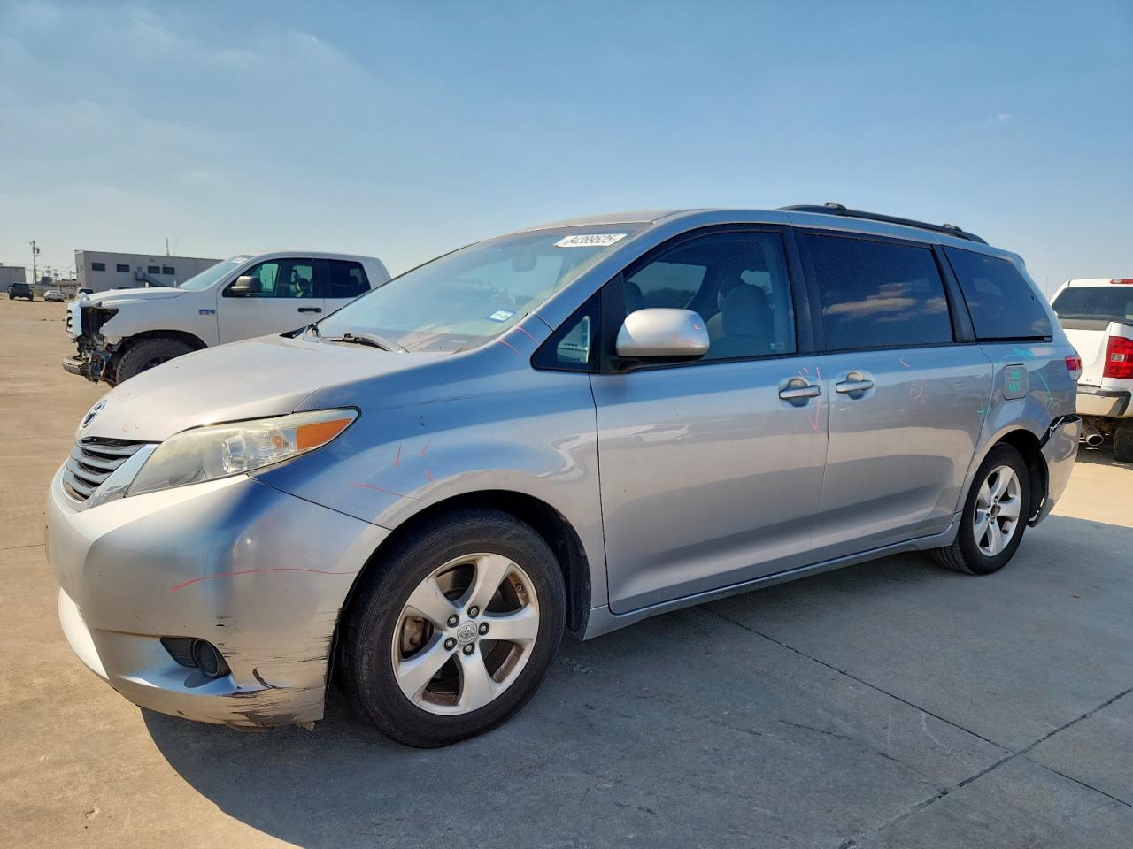 2011 TOYOTA SIENNA