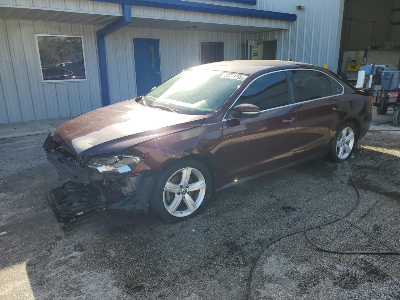 2013 VOLKSWAGEN Passat