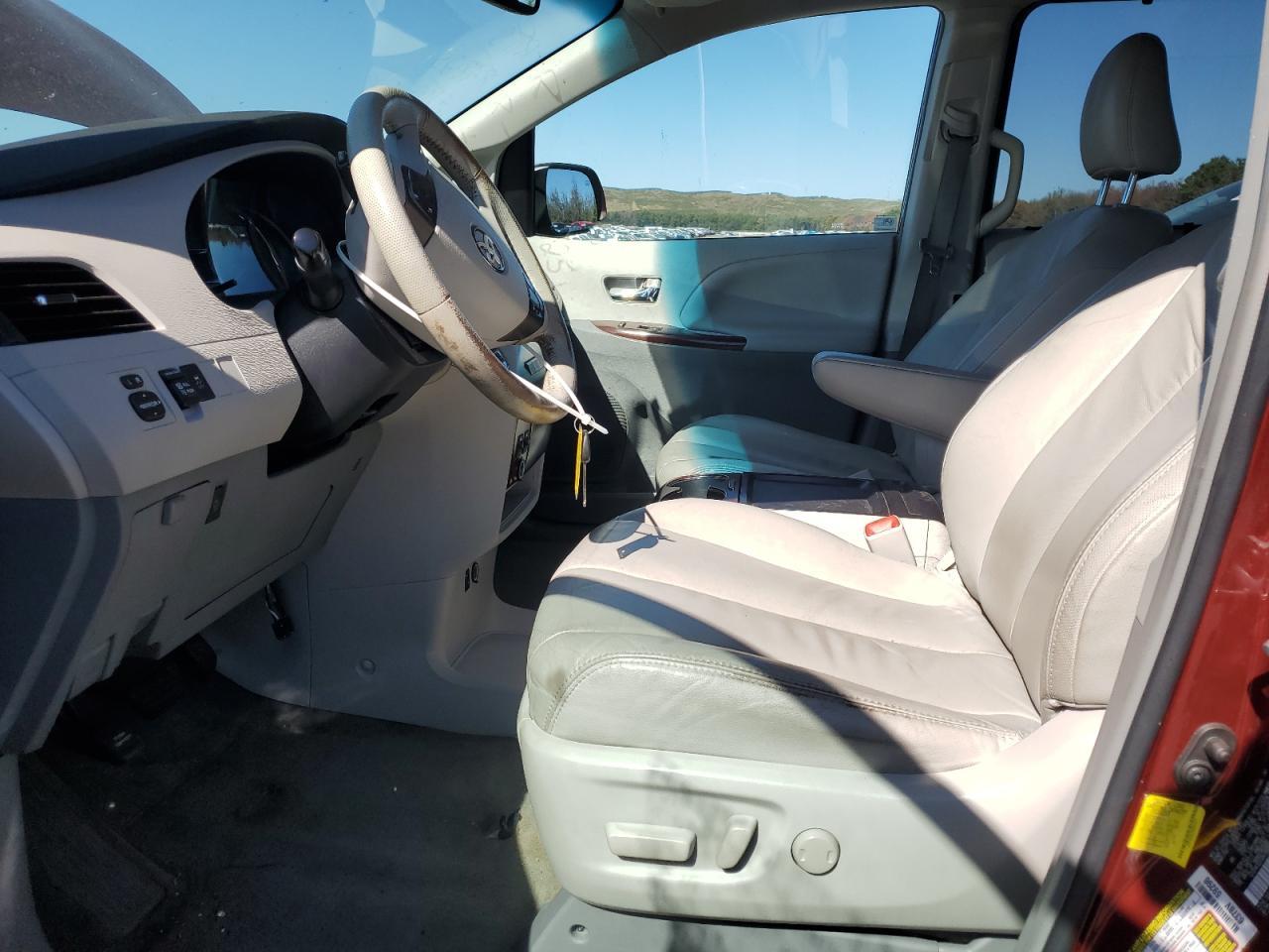 2011 TOYOTA SIENNA