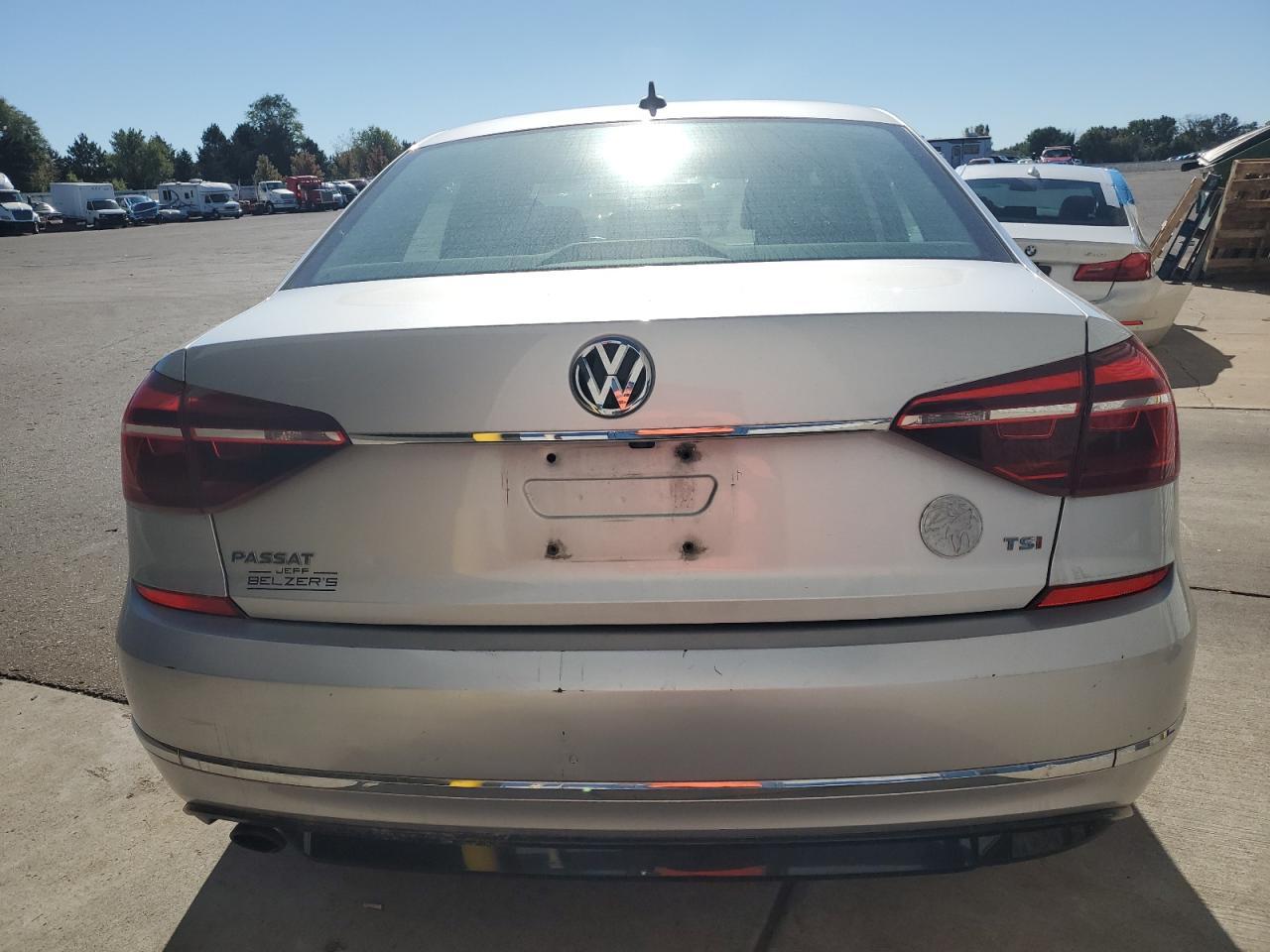 2017 VOLKSWAGEN Passat