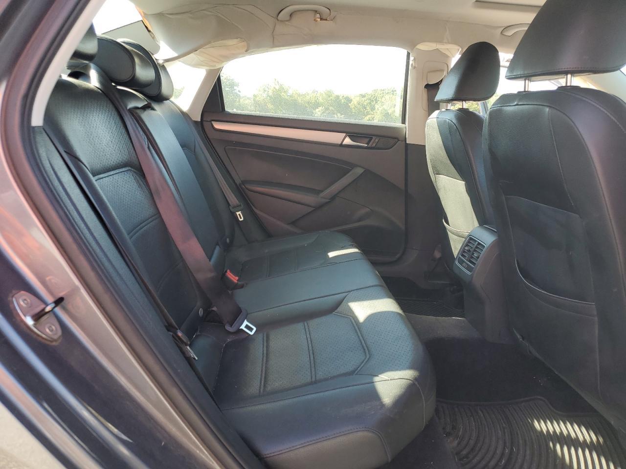 2014 VOLKSWAGEN Passat