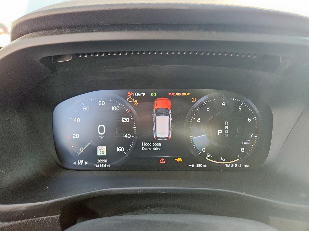 2021 VOLVO XC40