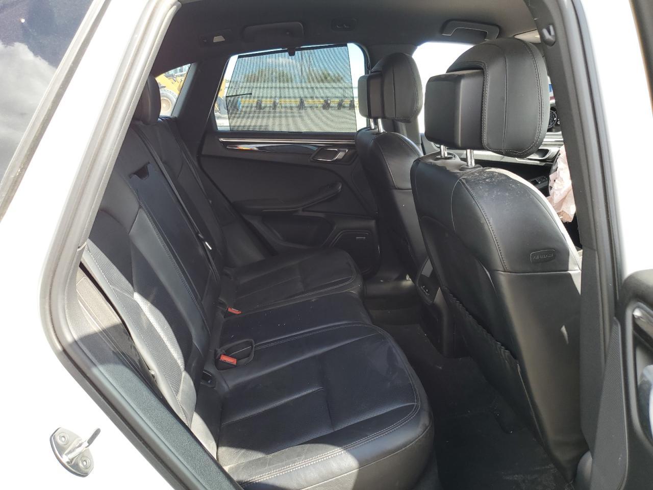 2015 PORSCHE Macan