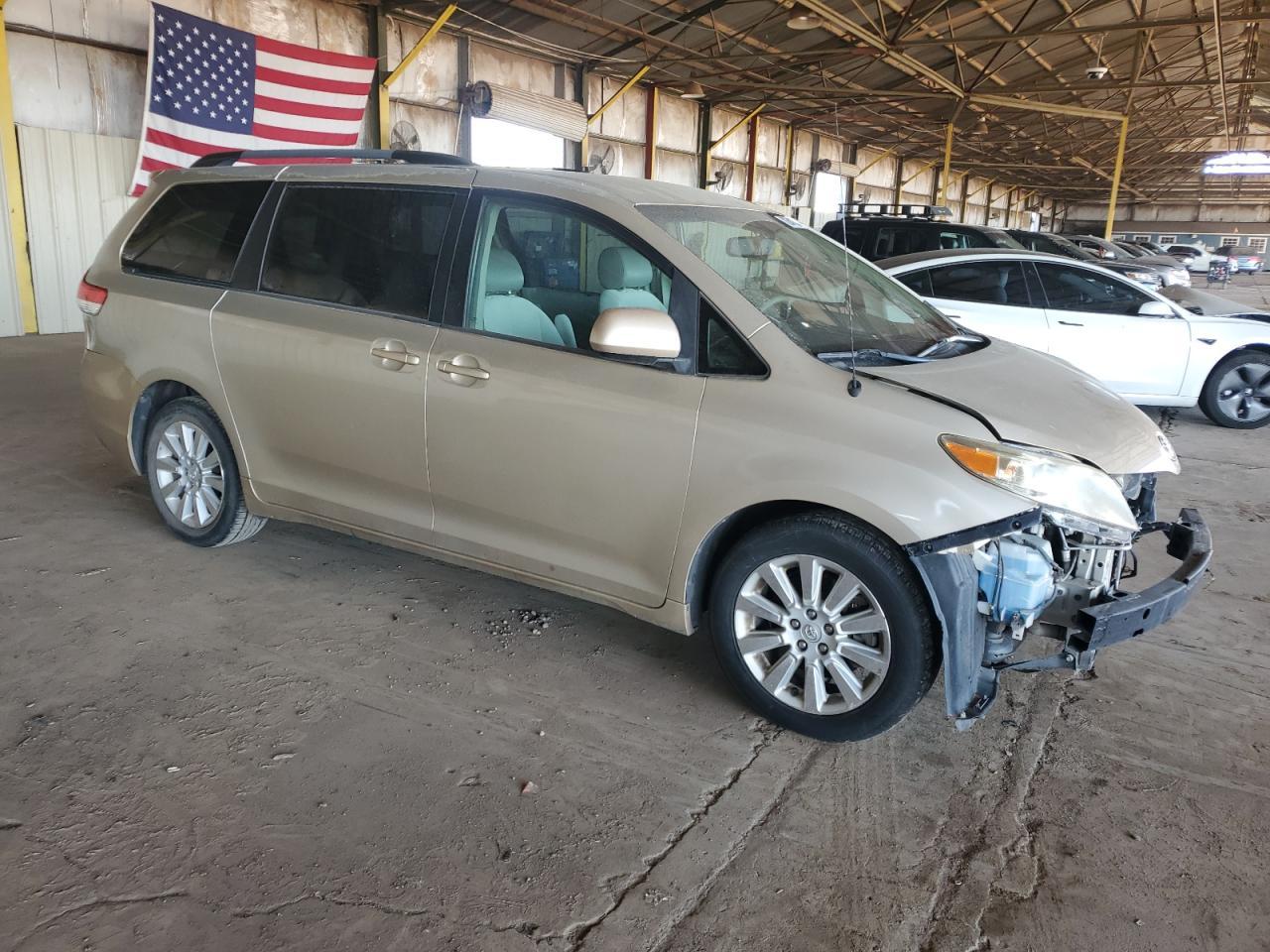 2013 TOYOTA SIENNA