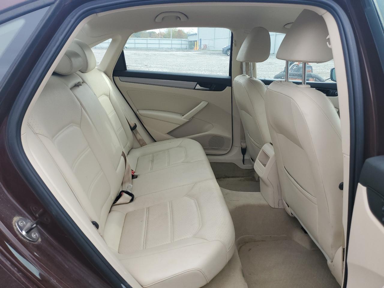 2014 VOLKSWAGEN Passat