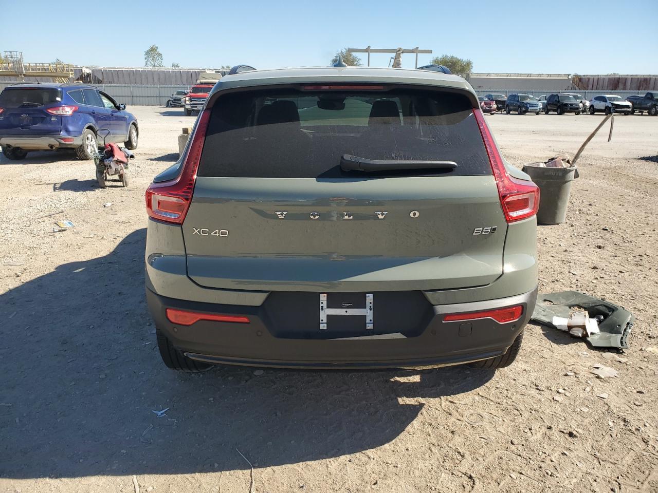 2025 VOLVO XC40