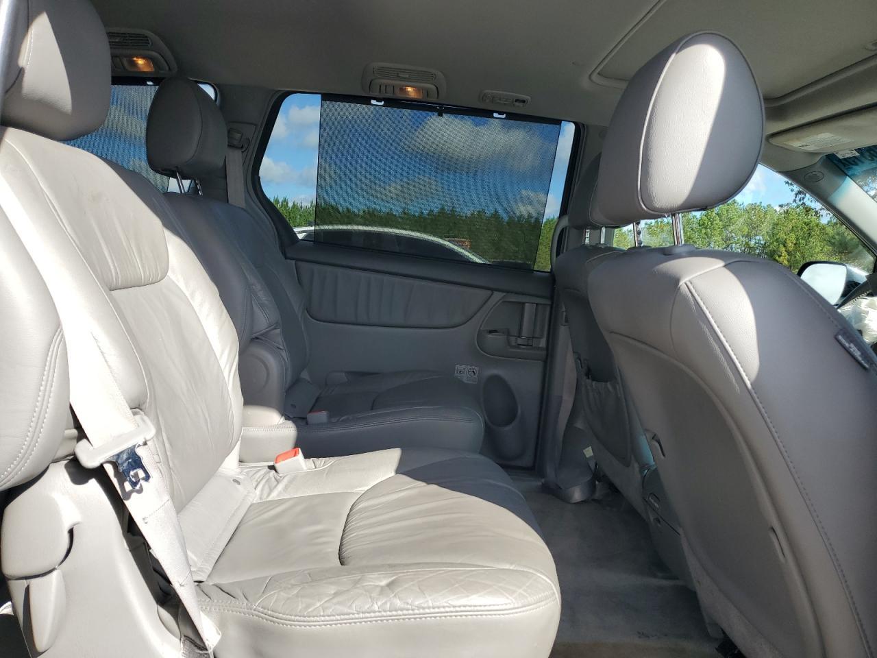 2010 TOYOTA SIENNA
