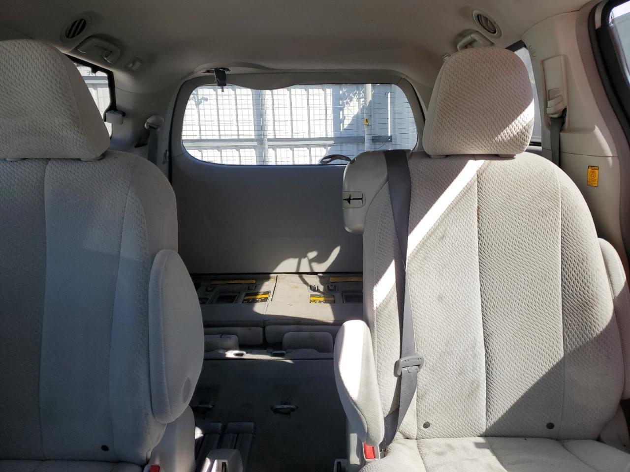 2011 TOYOTA SIENNA