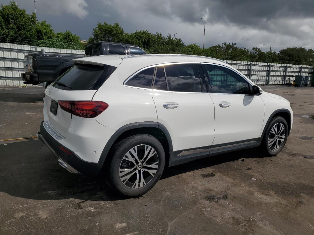 2025 MERCEDES-BENZ GLA-Class