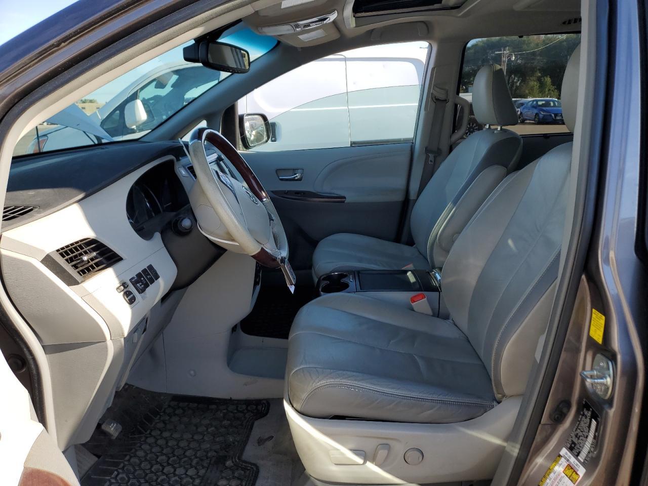 2011 TOYOTA SIENNA