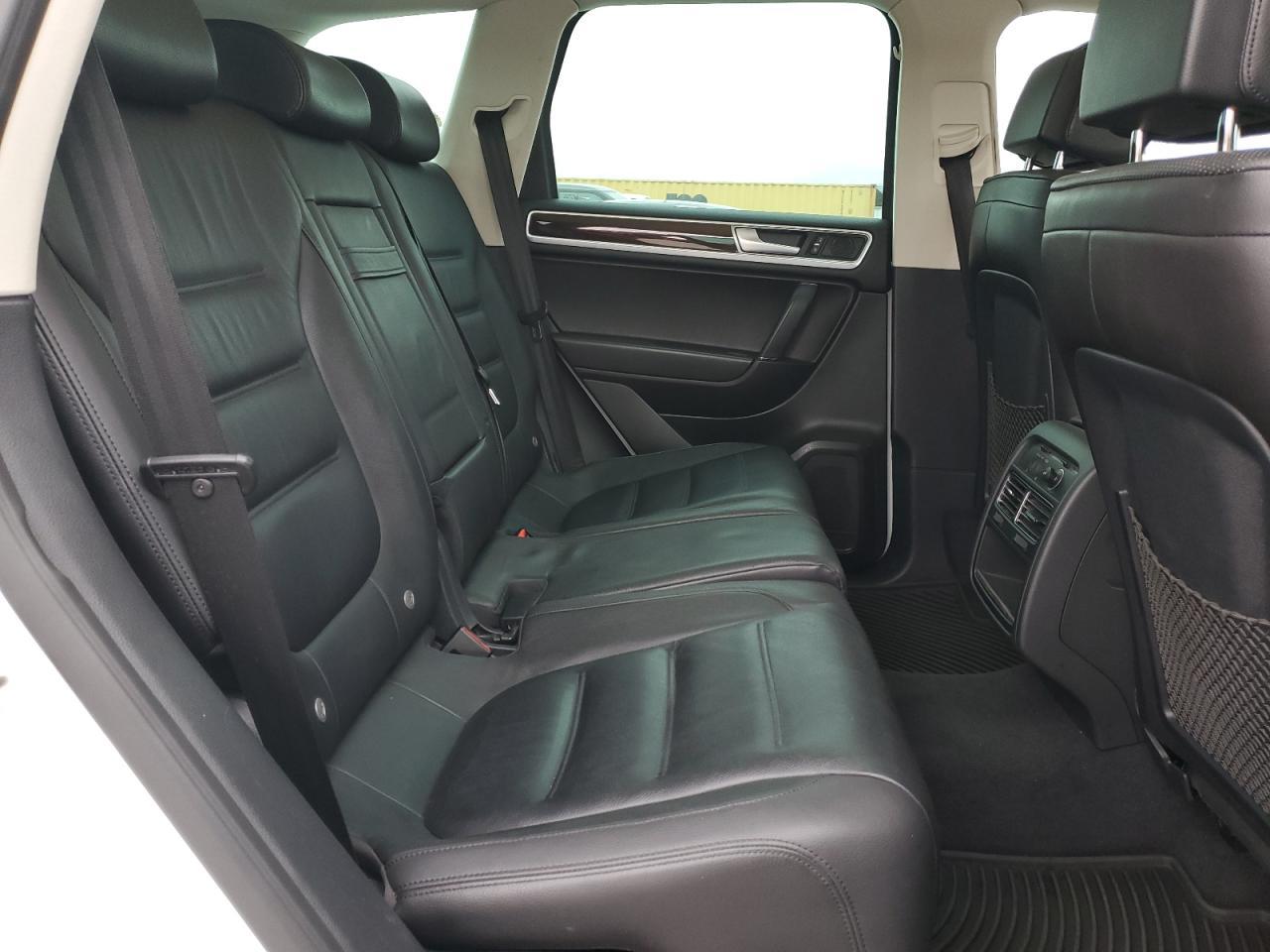 2016 VOLKSWAGEN Touareg