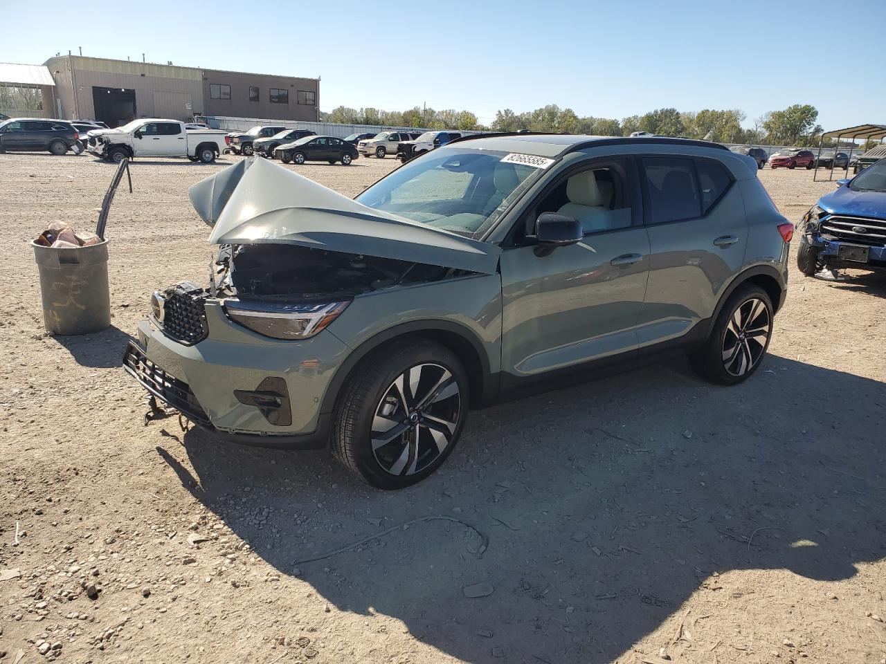 2025 VOLVO XC40