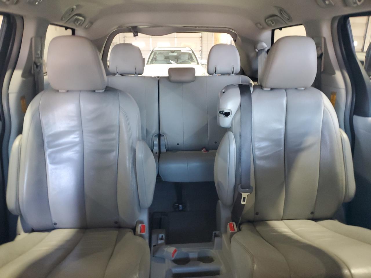 2013 TOYOTA SIENNA