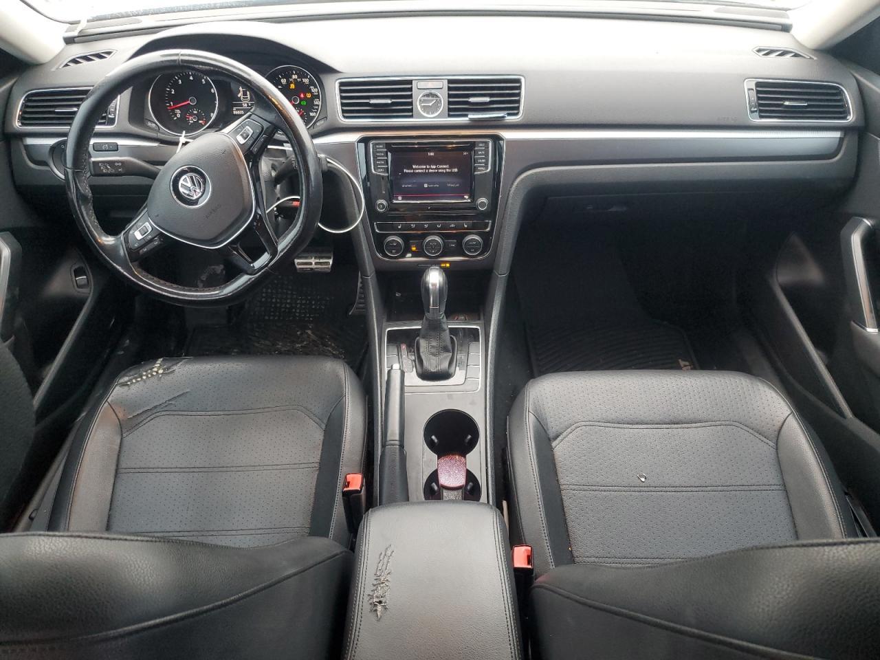 2017 VOLKSWAGEN Passat