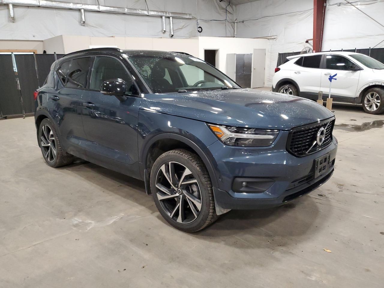 2022 VOLVO XC40