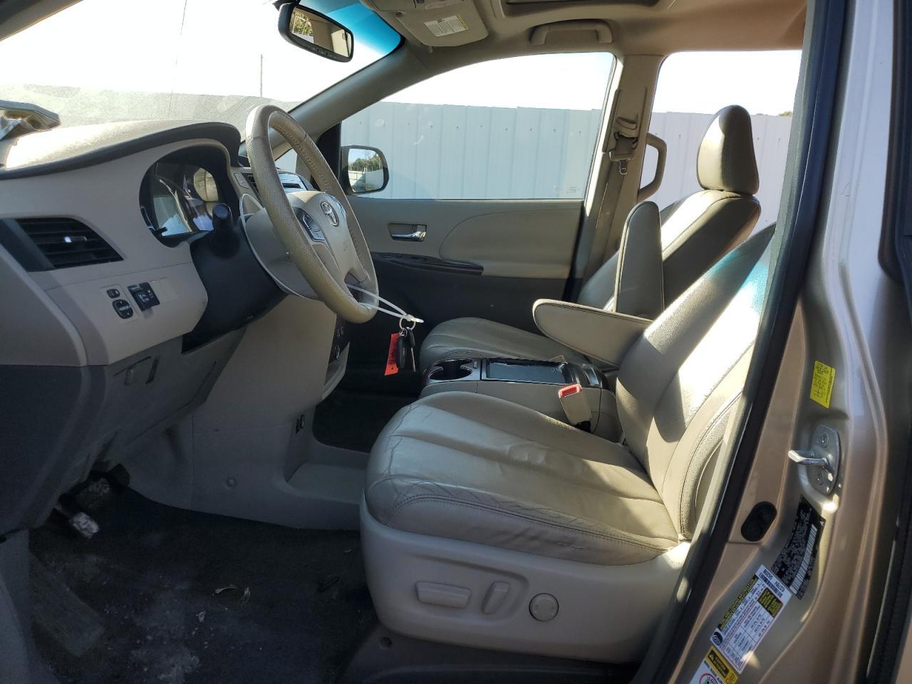 2011 TOYOTA SIENNA