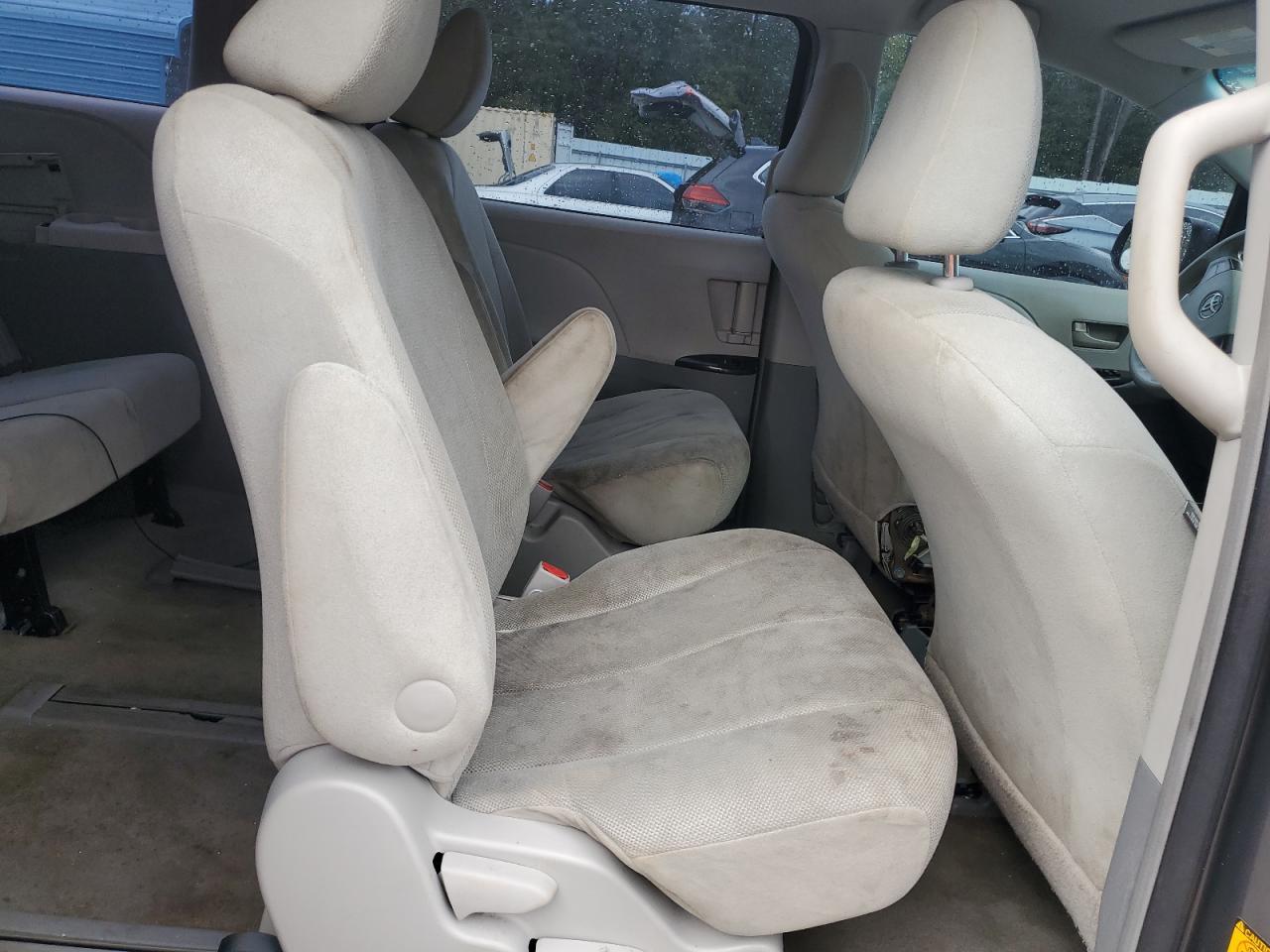2011 TOYOTA SIENNA