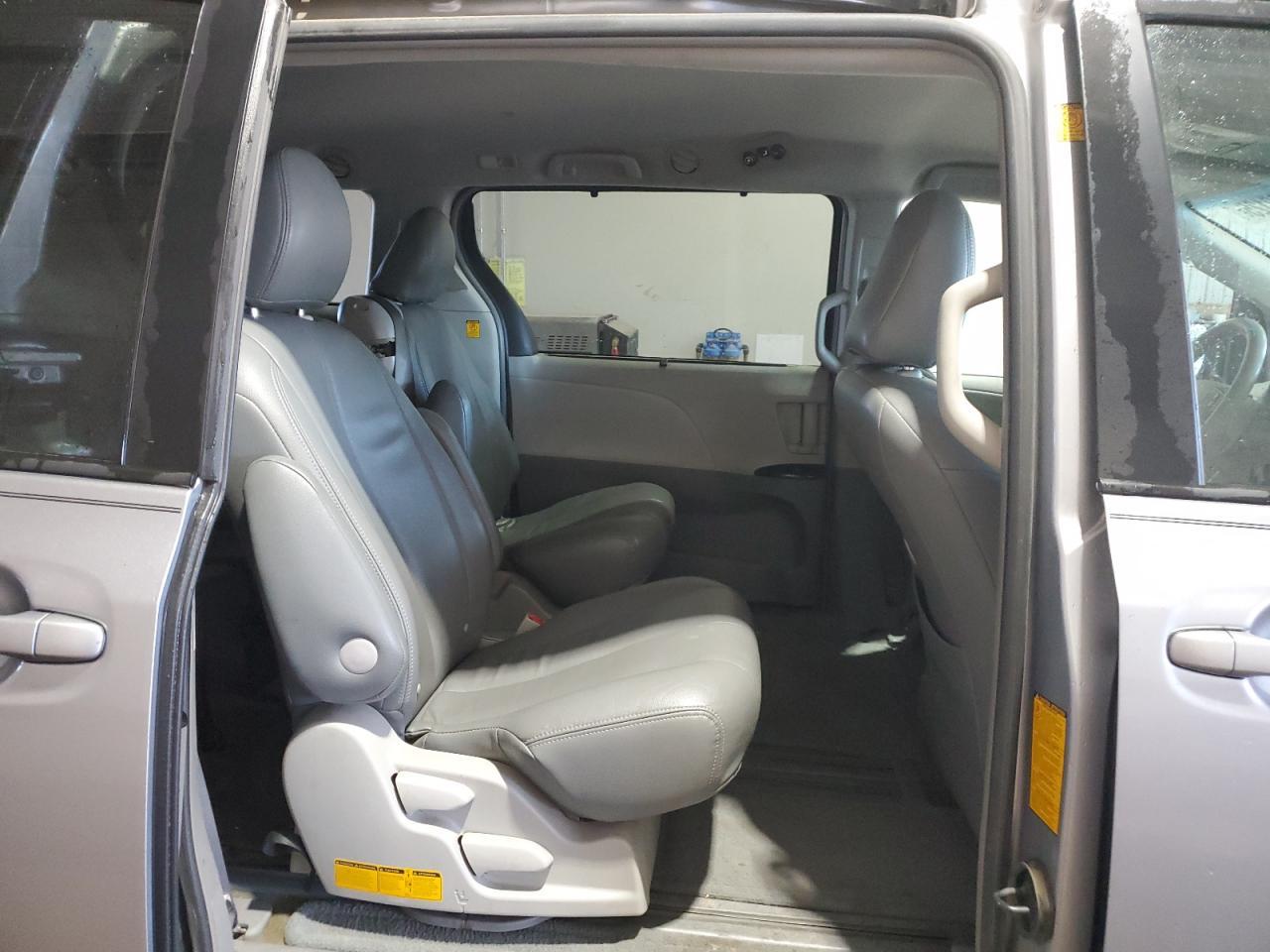 2011 TOYOTA SIENNA