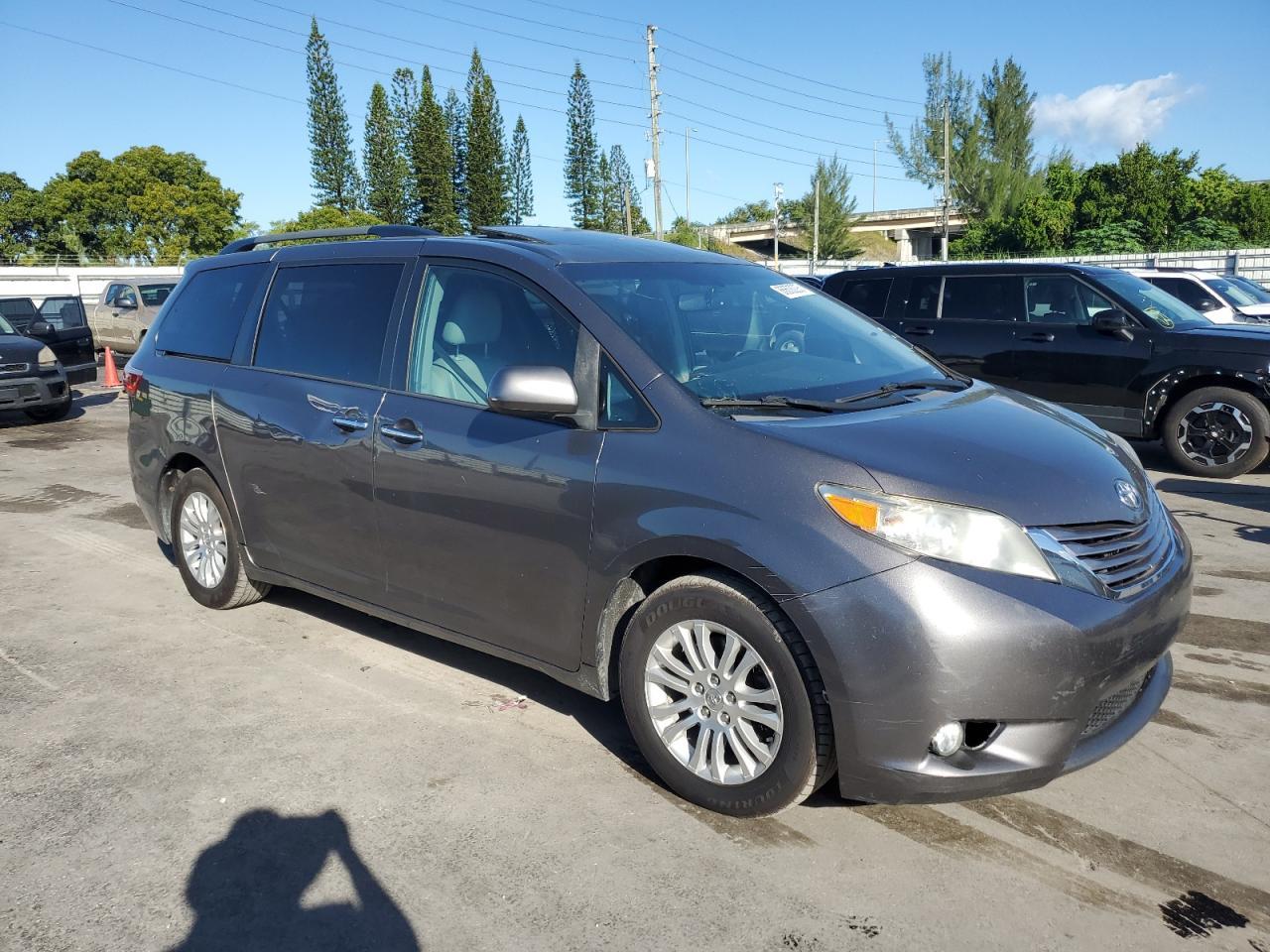 2016 TOYOTA SIENNA