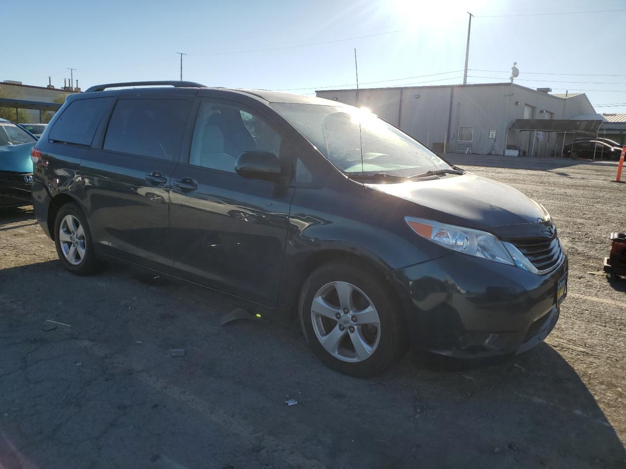 2012 TOYOTA SIENNA