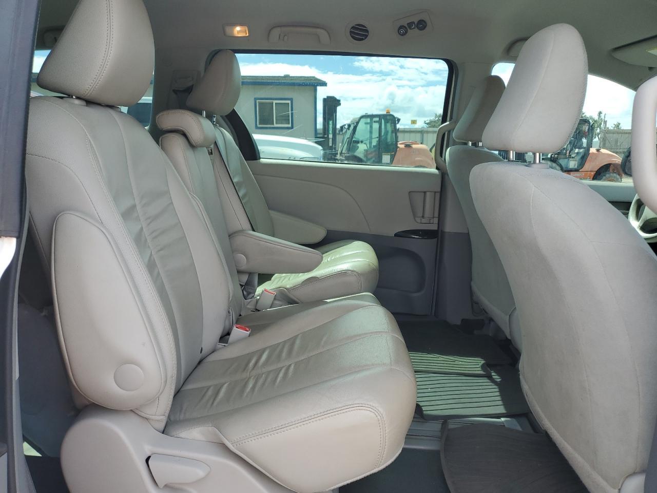 2014 TOYOTA SIENNA