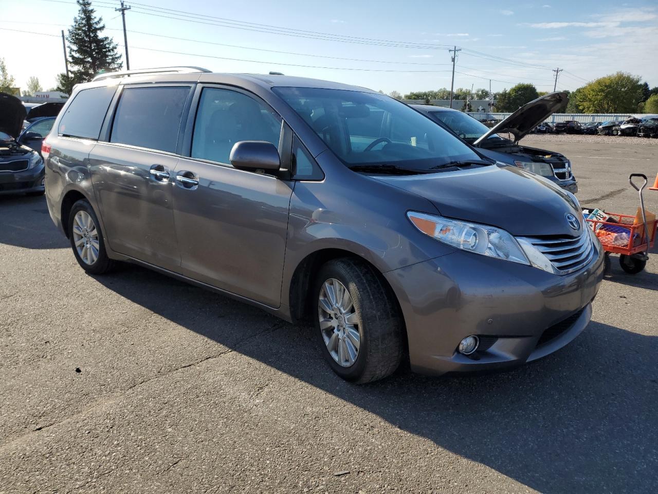 2011 TOYOTA SIENNA