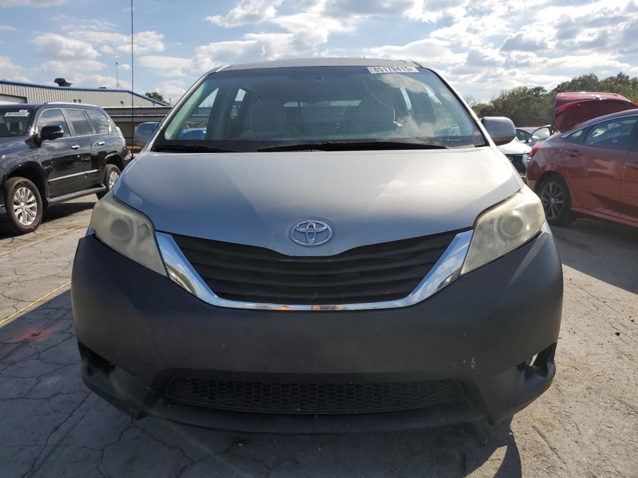 2011 TOYOTA SIENNA