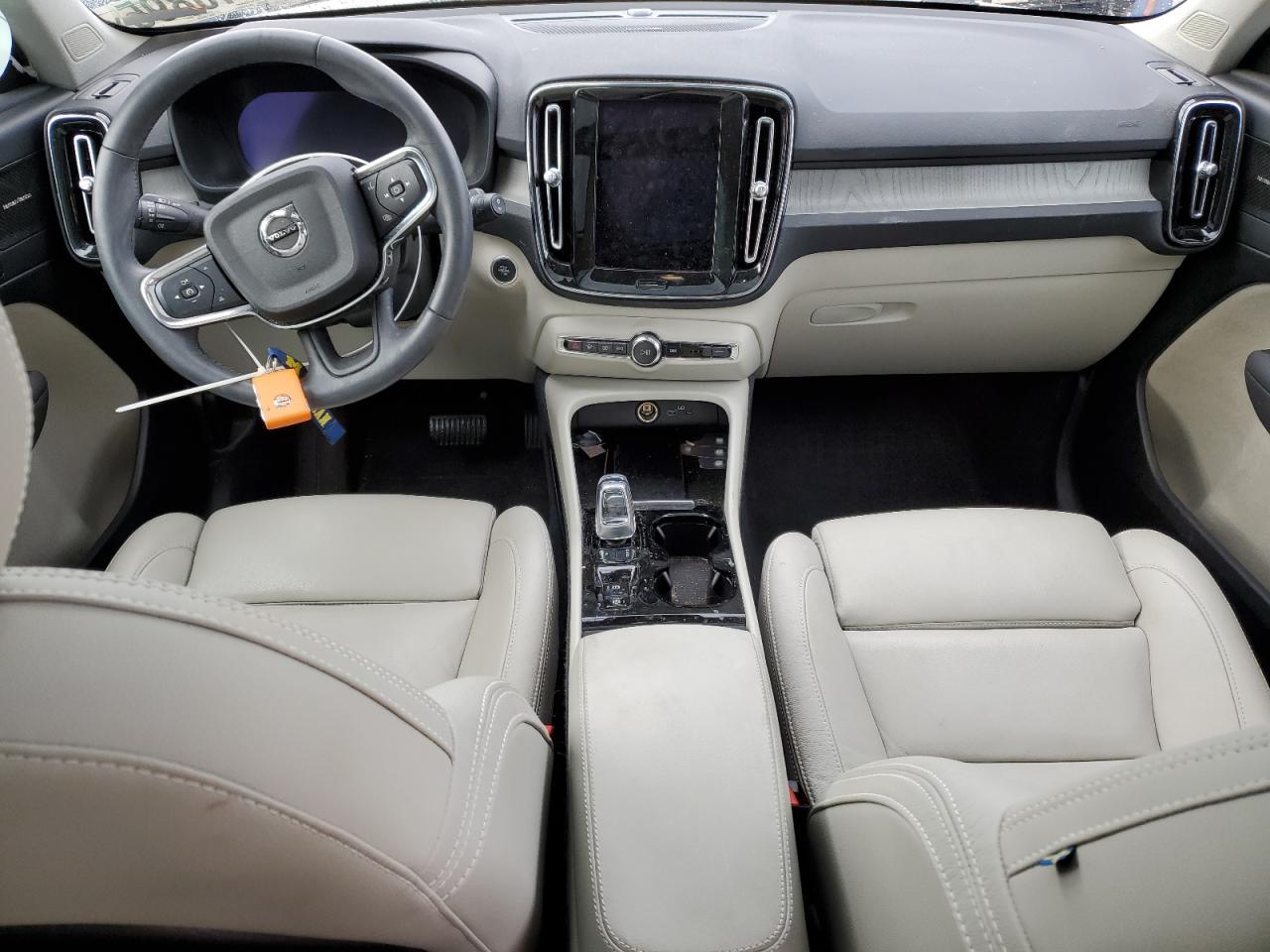 2024 VOLVO XC40