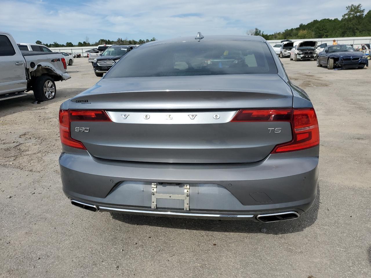 2017 VOLVO S90