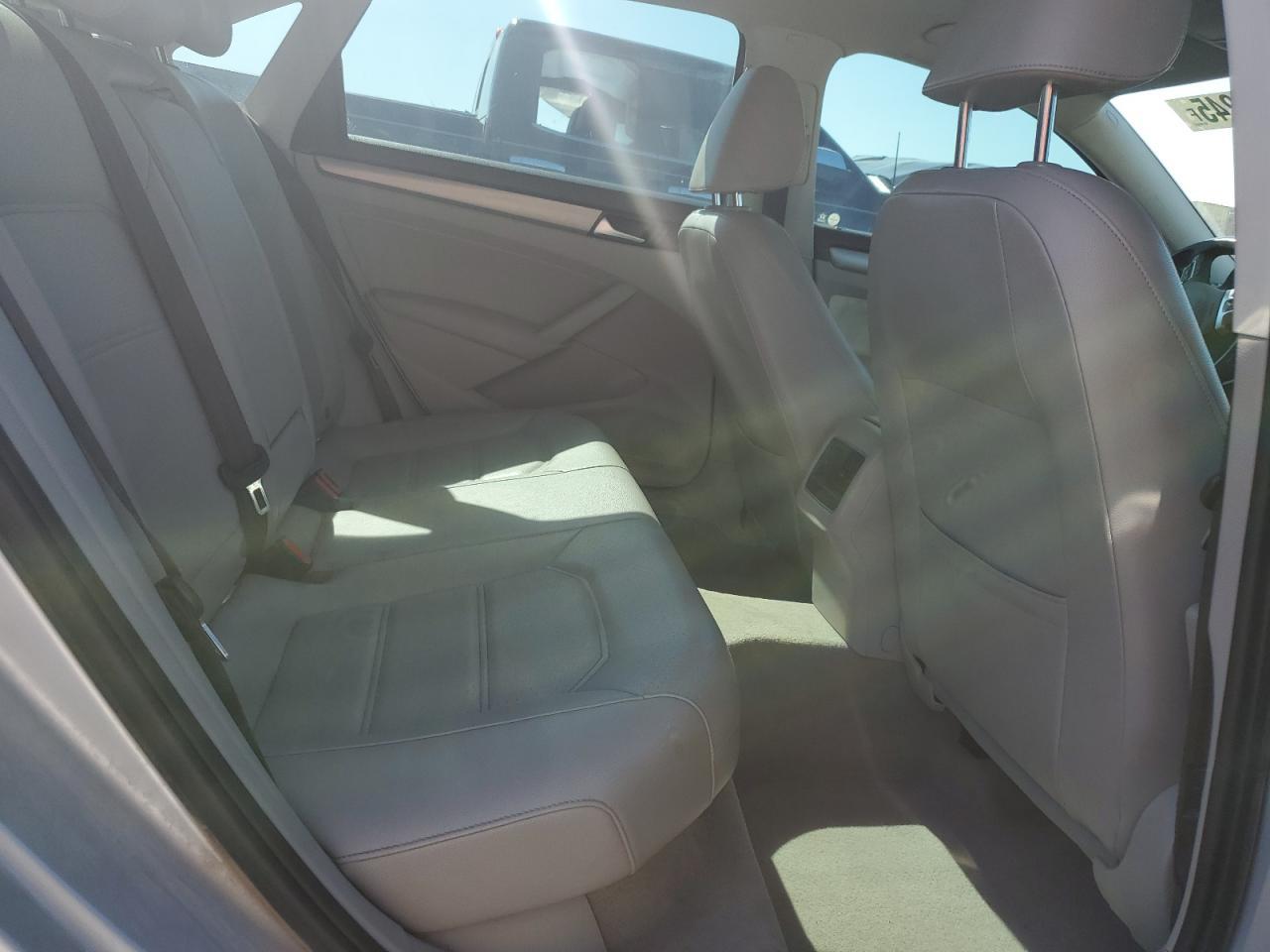 2014 VOLKSWAGEN Passat