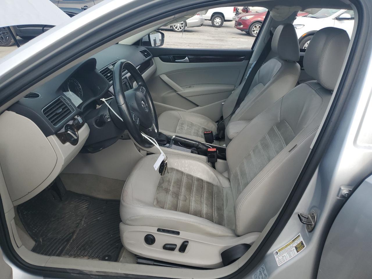 2014 VOLKSWAGEN Passat