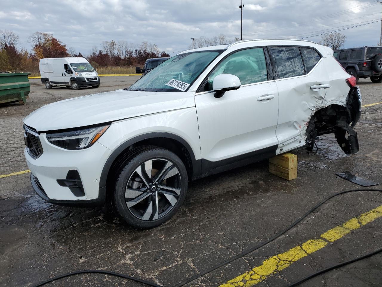 2024 VOLVO XC40