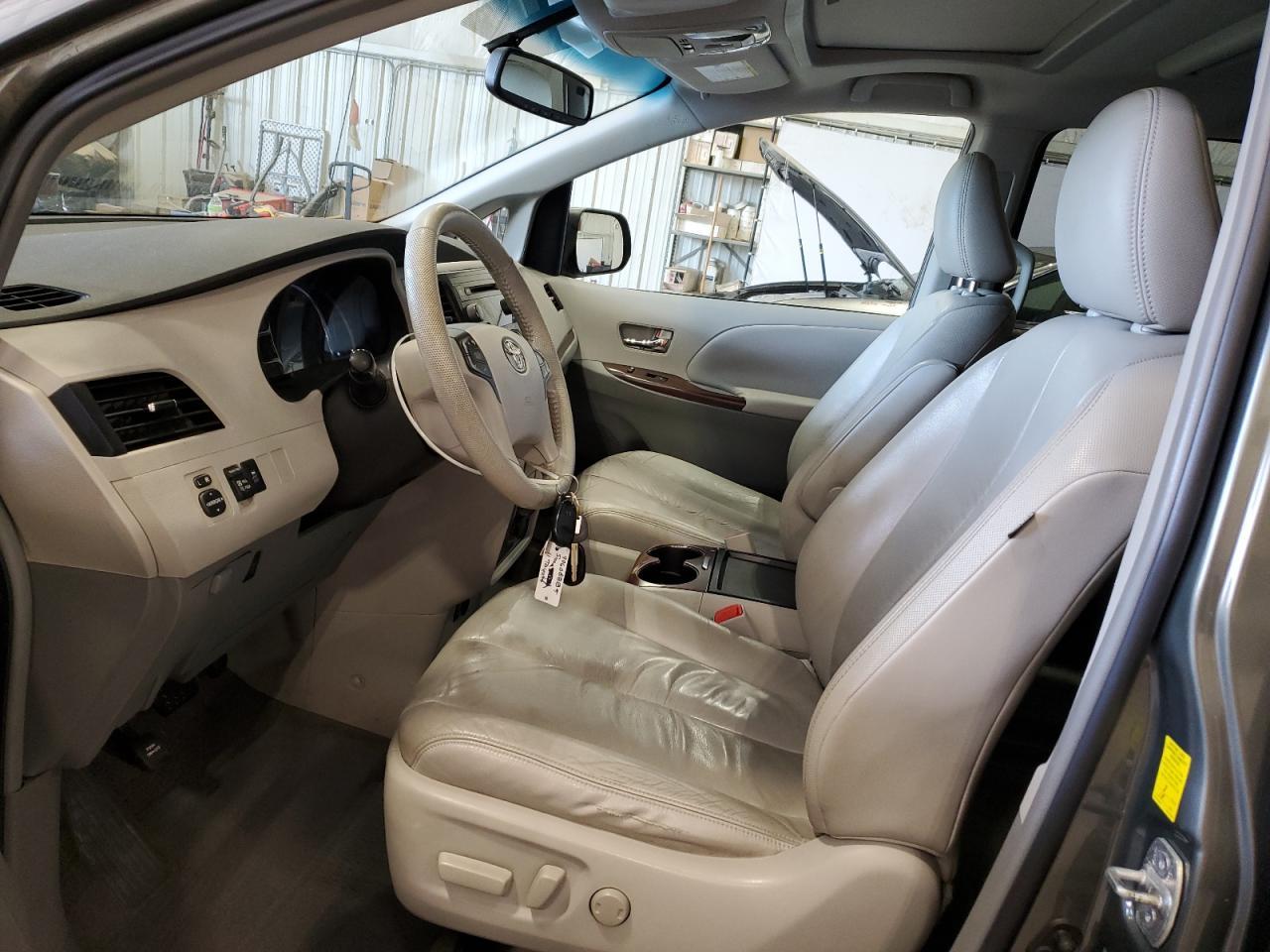 2011 TOYOTA SIENNA