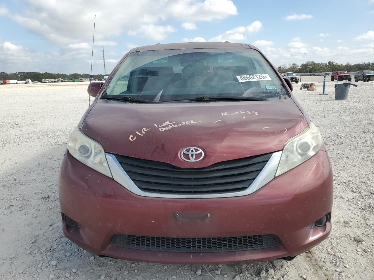 2014 TOYOTA SIENNA