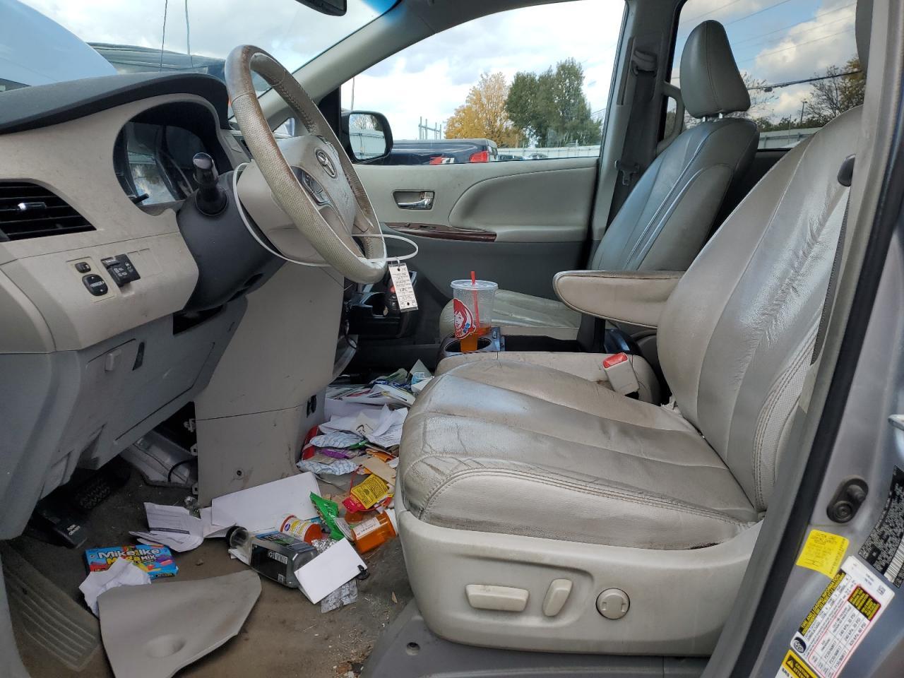 2011 TOYOTA SIENNA