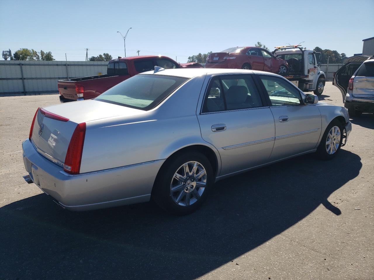 2011 CADILLAC DTS