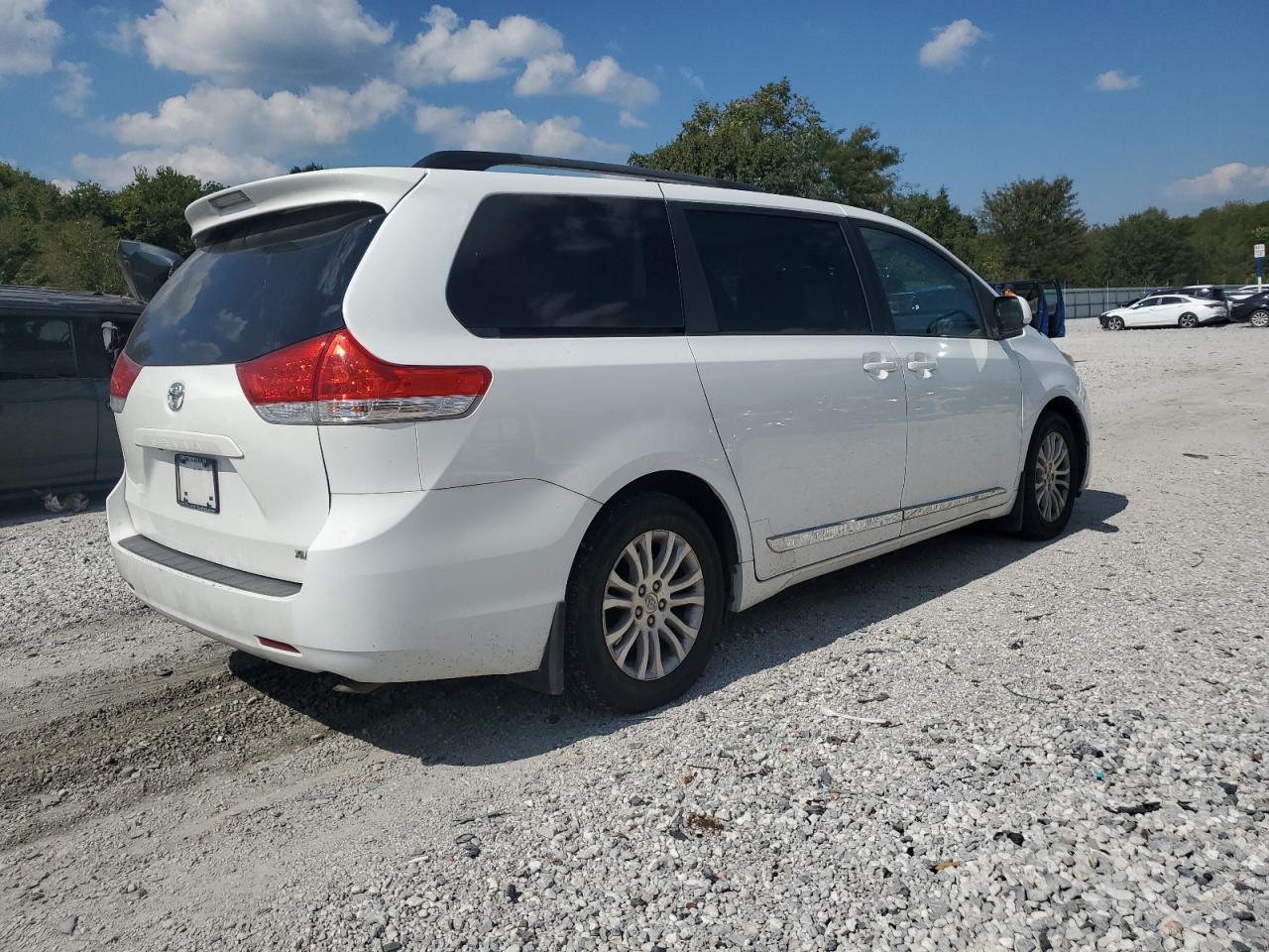 2012 TOYOTA SIENNA