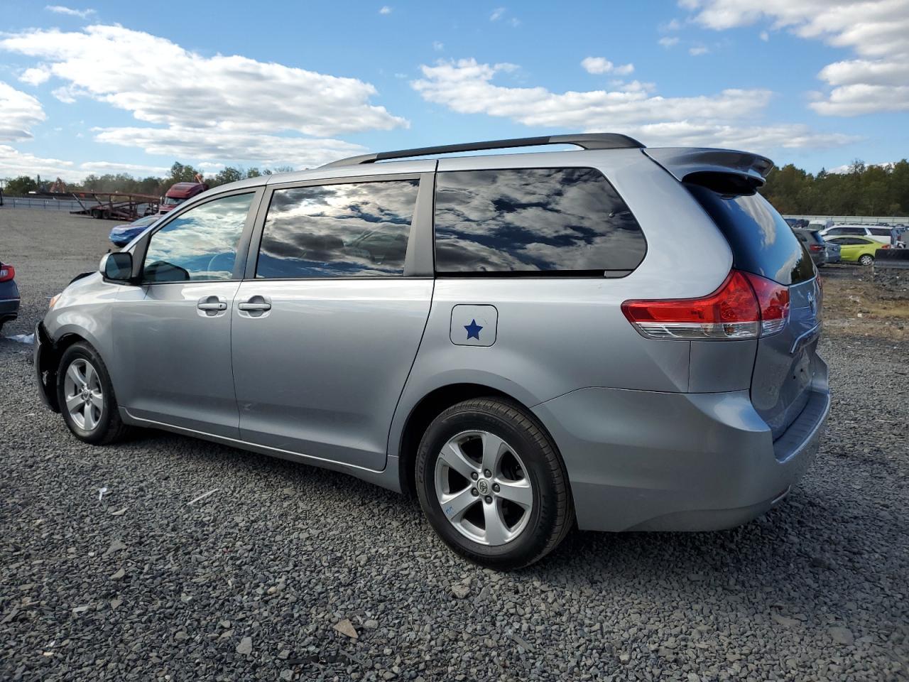2011 TOYOTA SIENNA